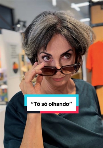 Entrar numa loja e querer apenas observar é absolutamente normal. Às vezes a gente só quer circular, sentir o ambiente, entender o estilo da marca, comparar mentalmente. Isso faz parte do processo de compra. O que não precisa é transformar um simples cumprimento numa barreira. Existe uma diferença enorme entre preservar seu espaço e responder com impaciência. Educação não obriga você a comprar nada. Só organiza a convivência. Quando a gente responde com gentileza, mesmo dizendo que está apenas p