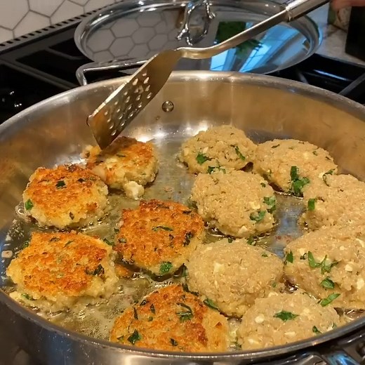 2.5K views | Comment RECIPE for the full recipe! Crispy Quinoa Cakes...