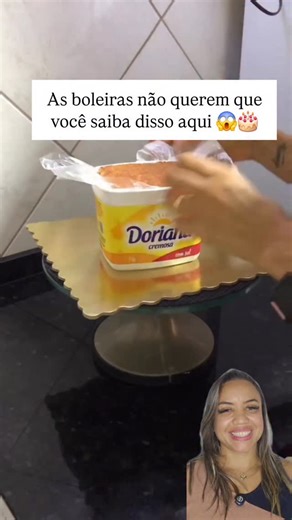 Tamiris Santos | Dicas on Instagram: "As boleiras não querem que você saiba disso aqui 😳🍰 Um bolo muito fácil de fazer, com um passo a passo simples e com um resultado incrível esse bolo prensado vai te surpreender. Perfeito pra quem quer acertar no bolo sem complicação. 👉 Aqui no @tamydicastop eu mostro receitas fáceis que realmente dão certo. #bolo #receitadebolo #bolofacil #confeitaria 📩 Se você for o criador do conteúdo e quiser a remoção, é só chamar na DM. Obrigada! 🎥@docuras_dadani"