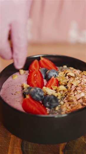 Berry Smoothie Bowl — the perfect healthy breakfast bowl