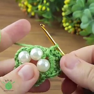 How to make a very easy crochet keychain and buckle with pearl and wool yarn #crochet #knitting | Aslı ile sanatsal tasarımlar