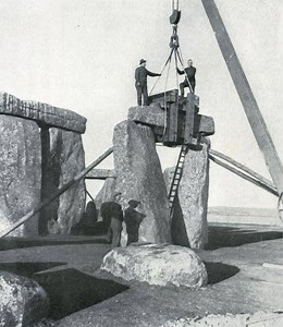 QUESTO VIDEO DA DOVE SALTA FUORI? (INCREDIBILE FILMATO) Una serie di foto che circolano online mostrano "la prova" che Stonehenge è stata costruita in tempi moderni, con gli anni 1898 e 1954 spesso citati. LE AFFERMAZIONI SONO FALSE. Diamo prima un'occhiata ad alcune didascalie e foto comuni in circolazione: Storici e archeologi hanno speculato per anni sul motivo per cui Stonehenge è stata costruita: era un osservatorio astronomico, un centro benessere o un cimitero? Eppure non ci sono risposte