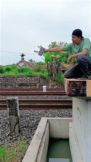 Konser dengan Mahluk Ghoib di Stasiun kereta api