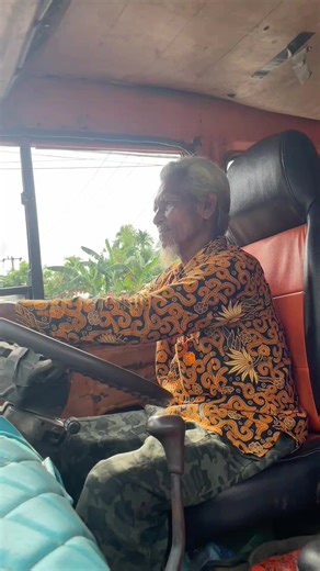 Senior Awai: Inspiring Truck Driver Stories in Indonesia