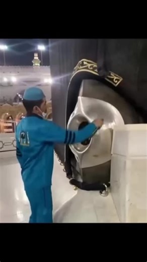 Cleaning Techniques for Large Metal Cylinders