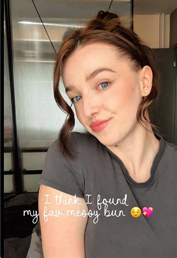 Quick and Easy Messy Bun Tutorial ❤️🎀