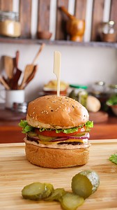 Hamburguesas Caseras 🍔🙌🏼 Mostramos cómo preparar unas deliciosas Hamburguesas en casa, de una manera muy simple pero con algunos trucos para que sean únicas! Ingredientes: - Carne Picada 500 Gr. - Ajo en Polvo 1 Cda. - Cebolla en Polvo 1 Cda. - Sal 1 Cda. - Pimienta a gusto - Queso Cheddar 4 Láminas 🍔 *Rinde para 4 Hamburguesas. Primero vamos a preparar el condimento para nuestra hamburguesas... colocar en un bowl Ajo en Polvo, Cebolla en polvo, Sal y Pimienta. Mezclar bien y reservar. Dispo