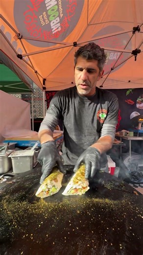 Most Satisfying Street Food in NYC 🗽 Paper-Thin Saj Bread! 🔥