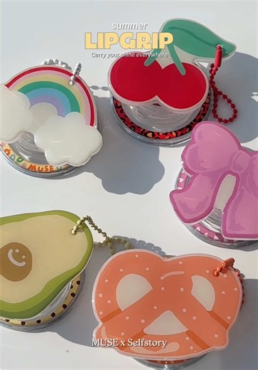 All-in-one cutie 💖 LipGrip จาก MUSE x @selfstory ไอเท็มเก๋ๆ ที่ซัมเมอร์ห้ามพลาด!! ⭐️LipGrip จาก MUSE x Selfstory 💖 Griptok Lip&Cheek ในตัว ดีไซน์น่ารัก ใช้งานได้จริง • มีให้เลือก 5 ลาย: Cherry / Pink Ribbon / Rainbow / Pretzel / Avocado • เลือกได้ 3 โทน: Pink Daydream / Red Desire / Golden Hour 💋 • รองรับ MagSafe ติดแน่น ใช้งานสะดวก • ถอดออกเป็นพวงกุญแจได้ พกพาง่าย ใช้ได้ทุกวัน *ผลิตภัณฑ์อาจเกิดหยดเหงื่อบนเนื้อลิปจากส่วนผสมซึ่งไม่ส่งผลต่อคุณภาพและการใช้งาน หากพบความผิดปกติของกลิ่นหรือเนื้อสัม