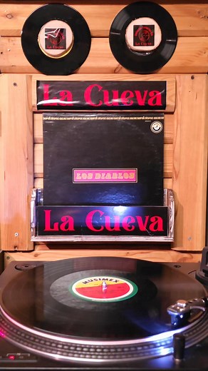 Los Diablos De Raul Arenas Un Engaño Mas Vol 2 Musimex Mas de la leyenda y sus éxitos en La Cueva. Éxitos clásicos en su momento ineditos y originales de Los Hermanos Arenas que desde 1969 han marcado diferencia siendo unicos y originales en su estilo , pioneros del movimiento grupero en Estados Unidos e inspiración para muchas grandes agrupaciones que caminaron por la vereda que Los Diablos abrieron... Sigue la trayectoria de Los Diablos de Los Hermanos Arenas; hoy de Rudy Arenas y disfruta de 