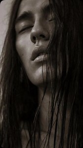 Les hommes et les femmes sont encouragés à laisser pousser leurs cheveux. Il y a souvent des cérémonies spéciales pour la première coupe de cheveux, mais après cela on les porte longs. Il y a une signification dans la façon dont les cheveux sont portés. Il y a une façon de porter les cheveux pour de nombreuses cérémonies et danses. Pour beaucoup d’Américains autochtones, coiffer les cheveux en tresses signifie affirmer l’unité avec l’infini, et permettre aux cheveux de librement flotter signifie