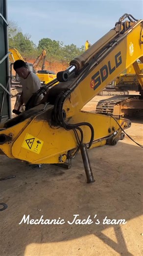 Excavator boom hydraulic cylinder pin bushing replacement and bore (pin hole) repair #mechanic #mechanicjack #excavator #repair #hydraulic #bushing | Mechanic Jack's team