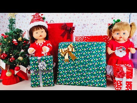 Las muñecas ANI y ONA abren los REGALOS de PAPÁ NOEL en Navidad