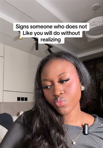 signs they don’t like you/ signs they are not attracted to you #bodylanguage #psychology