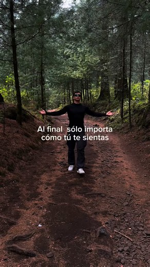 Alex Clouet | Entrenador Online on Instagram: "Cada persona tiene su propia idea de quién eres. Una versión armada desde sus heridas, sus límites y su forma de ver el mundo. Algunos celebran tu crecimiento… siempre y cuando no los superes. Otros te apoyan… mientras no cambies demasiado. Y tú ahí, tratando de explicarte, de que te entiendan, de no incomodar. Hasta que un día lo comprendes: no naciste para ajustar tu esencia a la comodidad de otros. No puedes vivir corrigiendo lo que cada quien pi