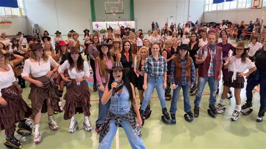 Suntem live din Reghin, la Euforie pe Ghete – ediția a V-a! 🦘✨ Ca în fiecare an, prima sâmbătă din octombrie înseamnă energie, culoare și o mare familie Kangoo Jumps care se reunește aici, în inima Transilvaniei. 💪 Avem alături de noi instructori și prezenteri din toată țara și din străinătate, momente spectaculoase, coregrafii pline de viață și, desigur, zeci de ghete care sar în același ritm! 🔥 Reghinul vibrează astăzi de bucurie și mișcare, iar noi vă invităm să rămâneți alături de noi să 