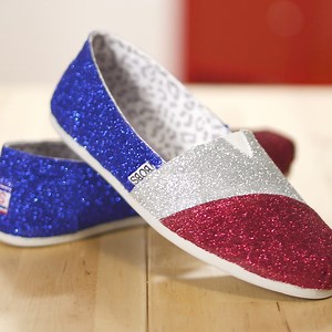 Stars, stripes & glitter! Learn how to give your shoes a (sparkly!) patriotic twist. Shop Skechers Bobs styles here: http://spr.ly/6185BvVPT | Famous Footwear