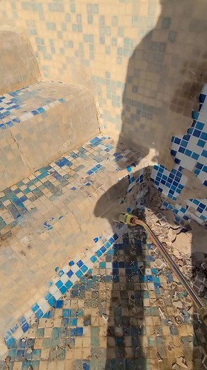 6.4K views · 66 reactions | Rénovation mosaic piscine Rs piscines Algérie إعادة تجديد موزاييك المسبح اتصل ب اراس واتهنا من تكسار الراس 0550012506 0675053284 تابعونا ليصلكم كل ماهو جديد في عالم المسابح | Rs piscines Algérie | Facebook