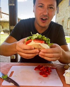 2.9M views · 2.5K reactions | Quick and easy lunch, the Italian way 稜 | FOODbible | Facebook