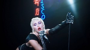 百變流行天后麥莉 動感新歌〈Midnight Sky〉