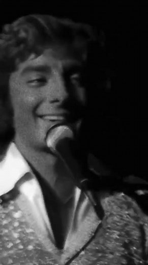 Can't smile without you - Barry Manilow (Live Performance)