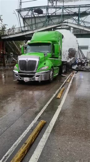 Accidente de trailer en Tultitlán: Choque con puente