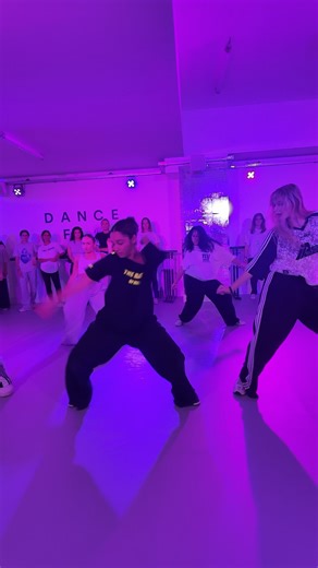 Cours de danse - Dancefloor Paris on Instagram: "On se régale à chaque session avec Shyna 😎🔥 🧠 @shynamade 🎶 Badd Gyal - DJ Hard2def & Leftside 📍 Dancefloor Paris Champs Elysées #danse #coursdedanse #coursdedanseparis #dance #dancefloorparis"
