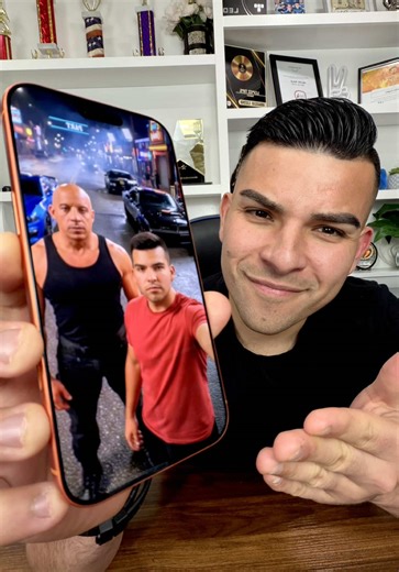 Cómo hacer el efecto más viral del momento de abrazar a tu personaje favorito! #tips #tipsandtricks #tiktoktips #inteligenciaartificial #aprendeentiktok