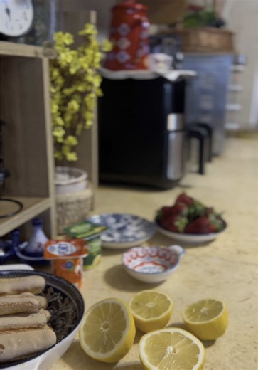 Dessert citron 🍋 & fraise 🍓 Crème mousseline au citron 🍋 \t•\t2 œufs \t•\t2 citrons \t•\t75 g de beurre (ajouté en deux temps) \t•\tSucre (quantité selon goût) \t•\t1 cuillère de maïzena \t1.\tMélanger les œufs, le jus des citrons, le sucre et la maïzena. \t2.\tFaire chauffer à feu doux jusqu’à épaississement. \t3.\tHors du feu, ajouter 75 g de beurre en mélangeant bien. Coulis de fraises 🍓 \t•\tUne petite quantité de fraises \t•\tSucre (selon goût) \t•\tUn peu d’eau \t1.\tFaire chauffer les