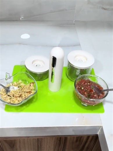 Para la cena de año nuevo ✨️✨️ no puede faltar en tu cocina el Gira Chopper Smart #Betterware, es electrónico por lo q podrás triturar con solo oprimir un botón 😃😃 Cuenta con dos recipientes 200 y 400 gr,su batería es recargable 🔌🔌 e incluye USB ,¿Qué esperas para pedir el tuyo? Aprovecha super combo en semana 01 #Paratii #cenas #añonuevovidanueva #Electrodomésticos