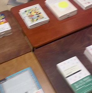 バリューブックス on Instagram: ". 【明日オープン！🏫】 「HOME/WORK VILLAGE（ホームワークヴィレッジ）」 4月16日（水）、世田谷区立池尻中学校の跡地を活用した 「働く」「遊ぶ」「学ぶ」が融合する複合施設「HOME/WORK VILLAGE」が、いよいよオープンします。 実はここに、バリューブックスの東京オフィスも入居予定。(東京でリモートワークをしているスタッフも意外と多いのです☝🏻) そして、ブックラウンジ「とつとつと」も同日オープン！ デザイン・イノベーション・ファーム Takram Japan株式会社とバリューブックスがタッグを組み、プロデュースとブックコーディネートを担当しました。 独自の視点で選び抜いた、ジャンルもテーマもさまざまな本たちが並んでいます📚 写真は先週の設営中のひとコマ。バリューブックスのスタッフたちが、本をせっせと並べています。 全体の雰囲気は、ぜひ現地に足を運んで体感してみてくださいね〜！ 🕚 営業時間：11:00〜18:00 📅 定休日：なし