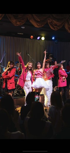 ■ 3月銀座イベント情報 3/1(日) サザンナイト 3/8(日) BURRY’S FUNS! FUNS! WORLD! 3/22(日) GINZA DISCO NIGHT 詳細はプロフィールからHPをご覧ください！ . . 音楽が蘇る空間 “KENTO’S GINZA” 1976年に六本木で誕生し、今では銀座と横浜に広がる大人のライブハウス。 オールディーズ、R&B、ソウルなど、時代を超えて愛される音楽が日々奏でられ、往年の名曲から90年代のヒットソングまで、プロのバンドが届ける本物のライブをお楽しみいただけます。 お酒を片手にリズムに浸り、1人でもグループでも気軽に楽しめる居心地の良い空間です。 どこか懐かしさを感じながら、思い出を刻むひとときをどうぞ。 “KENTO’S GINZA”で、皆様のご来店を心よりお待ちしております。 . . #銀座ケントス #銀座デート #ライブハウス #ミュージックバー #東京ライブ