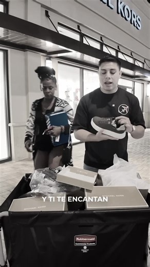 Jesus enrique farias hernandez on Instagram: "Llegaron los productos Michael Kors a nuestras tiendas en Chile. Zapatillas 👟, crossbodies 👜, carteras grandes y pequeñas 🧳, polos 👕 y mucho más… Todo disponible al por menor y al por mayor directamente en nuestras sucursales. Y esto recién comienza: muy pronto abrimos nuestra segunda tienda en Chile 🇨🇱. ¿Quieres info para ser parte de este negocio o recibir detalles exclusivos? Comenta “INFO” ✍️ y te escribimos al tiro. #MichaelKorsChile #JFSt
