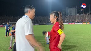 Ngay sau khi trận đấu giữa đội tuyển nữ Việt Nam và đội chủ nhà Campuchia kết thúc, ông Trần Quốc Tuấn - chủ tịch Liên đoàn bóng đá Việt Nam đã xuống sân động viên và chúc mừng thầy trò HLV Mai Đức Chung. Đánh bại ĐT nữ Campuchia với tỷ số cách biệt 4-0, ĐT nữ Việt Nam đã tiến vào trận chung kết. Đối thủ của Huỳnh Như và các đồng đội trong trận tranh HCV SEA Games 2023 là Myanmar. #VFFChannel | Liên đoàn Bóng đá Việt Nam - VFF