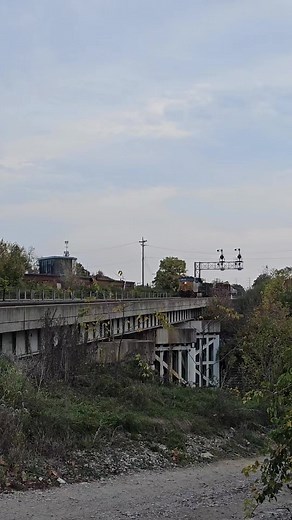 Eighth train of the day is this southbound CSX manifest heading into Cincinnati's Queensgate Yard with a single unit up front. | Central Card Cade