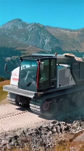 Control our crawlers remotely❗ Up in rugged mountain terrain, the remote-controlled 𝗣𝗮𝗻𝘁𝗵𝗲𝗿 𝗧𝟭𝟰𝗿 powers mining sites safely, keeping operators out of danger — no dust, no noise, no vibrations 💪 Credits: Dumper AG 🎥 #Prinoth #PantherT14r #prinothcrawlercarriers | Prinoth Crawler Carriers