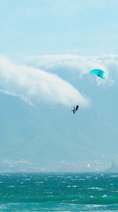 Foil up, kite low. @charlesbrodel flying at KOTA. His quiver : - Banger QuadX (coming soon) - Pocket Carbon 120x46cm board - Escape 430 foil - 85cm HM Carbon Mast 14 | F-ONE Kites