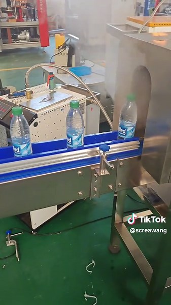 Test a labeling machine.12000bph Screa machine Specializing in building high-quality equipment.