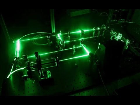 Sub-20 femtosecond visible light tunable pulsed laser source