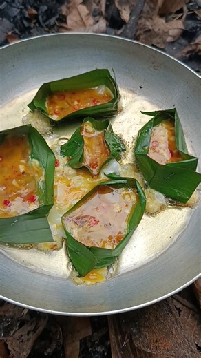 Eggs Fried On Banana Lief #outdoorcooking #primitivecooking #asmrcooking