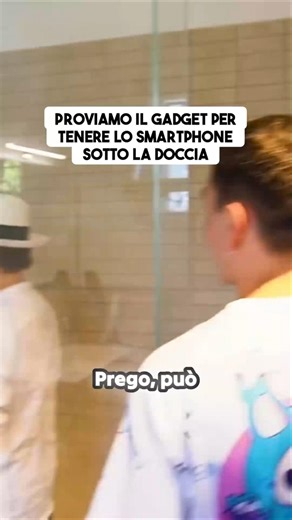 Proviamo il gadget per tenere lo smartphone sotto la doccia 🚿