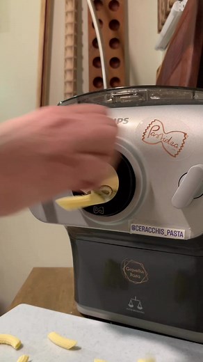 Penne rigate! Penne pasta originated in Italy in 1865. Penne were created by Giovanni Battista Capurro, a pasta maker from San Martino d'Albano, who patented a machine that could cut pasta diagonally without breaking it. The new pasta format was named after the nib of a fountain pen, hence PENne 😉Enjoy! Disc- Bronze penne attachment* pastidea.com —use code CERACCHIS-PASTA321 for 15% off till 7/1-Dough- semolina and water Machine- Philips (link in profile/bio) *Bronze discs require an adapter wh