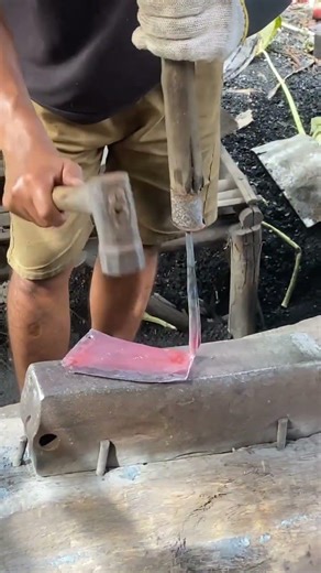 Hot bending: Forging a traditional weeder #forgingsteel #america #usa #blacksmith