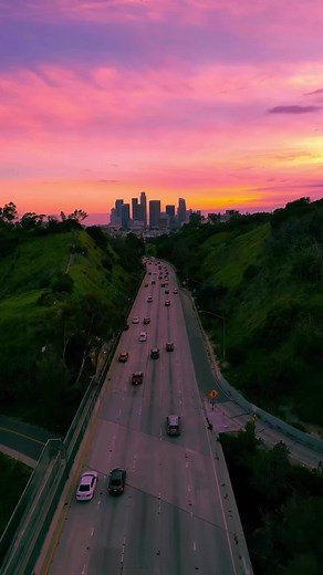 Los Angeles ❤️😍 Cruising into the weekend 🌆 #discoverLA 🎥: @iteeezy (On IG) #losangeles #visitlosangeles #visitcalifornia #LA #california #tourism #dtla #drone #sunset #magichour