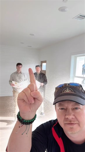 Where better to try the fake green screen trend than an open house?! #realestate #greenscreen