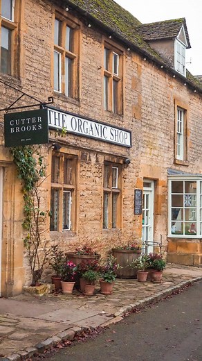 Chilly morning in Stow on the Wold ❄️ . Last year I spent a winter weekend in the Cotswolds and it was fantastic! It was quite a bit quieter than spring / summer and the chilly weather gave a rather chilly, mystical atmosphere! We stayed at Lucy’s Tearoom in Stow on the Wold on the Friday evening 🥰 . 🎵 Vienna, Gretta Ray . 📍Stow on the Wold, Gloucestershire . #england #weloveengland #lovegreatbritain #thisprettyengland #visitengland #cotswolds #thecotswolds #stowonthewold #gloucestershire #vi