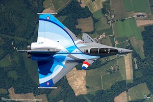 [#Ambassadeurs] Depuis 2009, le Rafale Solo Display (RSD) réalise les démonstrations des capacités de manœuvrabilité exceptionnelles du Rafale. Après deux années aux commandes du RSD, le capitaine Jérôme "Schuss" Thoule passe le flambeau de présentateur au capitaine Bertrand "Bubu" Butin. Schuss reste dans l'équipe puisqu'il devient le coach du nouveau présentateur. 🔎🌍 Unique démonstrateur Rafale de l'armée de l'Air et de l'Espace, le RSD participe à de nombreux meetings en France et dans le m