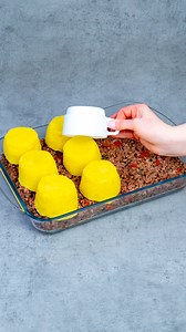 33K views · 163 reactions | La recette de viande hachée qui a surpris tout le monde ! Super facile et délicieux Ingredientes oignon: 1 pc ail: 25 g poivron rouge: 1 pc tomates: 1 pc viande hachée de boeuf: 2 kg sel: 8 g poivre noir: 5 g sauce tomate: 80 g persil: 20 g pommes de terre: 800 g eau: 2 l sel: 3 g cheddar: 200 g | Savoureux.tv | Facebook