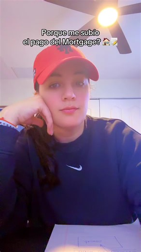 📉 ¿Tu pago de hipoteca subió y el banco dice que es por el escrow? No es que te estén cobrando doble, pero sí están corrigiendo dos cosas a la vez: • Primero: si el escrow quedó en negativo porque subieron los taxes o el seguro, el banco te cobra ese faltante (muchas veces prorrateado en 12 meses). • Segundo: recalculan tu nuevo pago mensual basado en los montos actualizados de impuestos y seguro. 👉 Resultado: tu pago sube temporalmente más, y luego de unos meses baja un poco cuando se paga el
