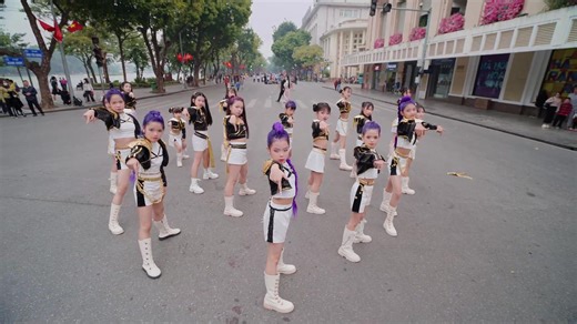 Full video TAKEDOWN – HUNTR/X đã lên sóng rồi 💥 Cùng xem tụi mình “cháy” hết mình trên youtube nha! 🔥 👉 Watch full video on youTube: Thầy Huy Kid Dance #trending #xuhuong #phodibohoguom #walkingstreet #safedance